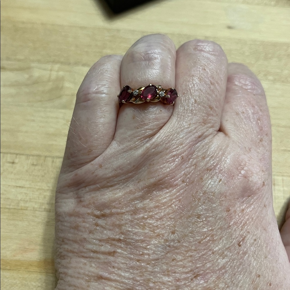 Elegant Vintage 10K Garnet Ring - Picture 4 of 4